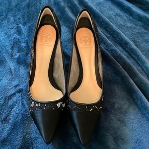 TORY BURCH Lace Pattern Pumps
Size: 8